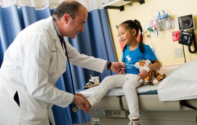 doctor examines a child with osteoarthritis